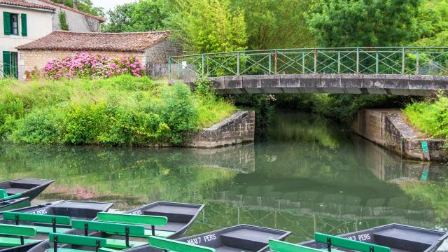 Coulon, accostage de barques dans le Marais Poitevin, Poitou Charentes, Deux Sèvres